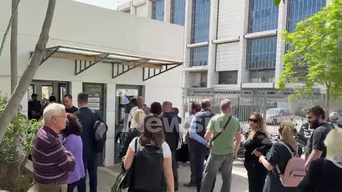 Η ουρά έξω από το Ειρηνοδικείο Αθηνών