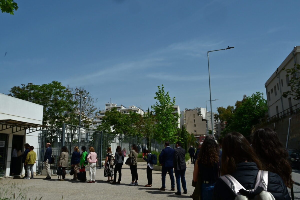 Αυξημένα μέτρα ασφαλείας σε ισχύ στο κτήριο του πρώην Ειρηνοδικείου Αθηνών, Δευτέρα 11 Μαΐου 2026. Οι αλλαγές αφορούν τον τρόπο εισόδου των δικαστών, των δικαστικών υπαλλήλων, των δικηγόρων και του κοινού, με την ενεργοποίηση και των δύο πυλών ασφαλείας στην οδό Λουκάρεως και στην οδό Δέγλερη. Η απόφαση έρχεται μετά το πρόσφατο περιστατικό με τον 89χρονο, ο οποίος εισήλθε στο κτήριο με καραμπίνα τραυματίζοντας δικαστικούς υπαλλήλους.  (ΤΑΤΙΑΝΑ ΜΠΟΛΑΡΗ