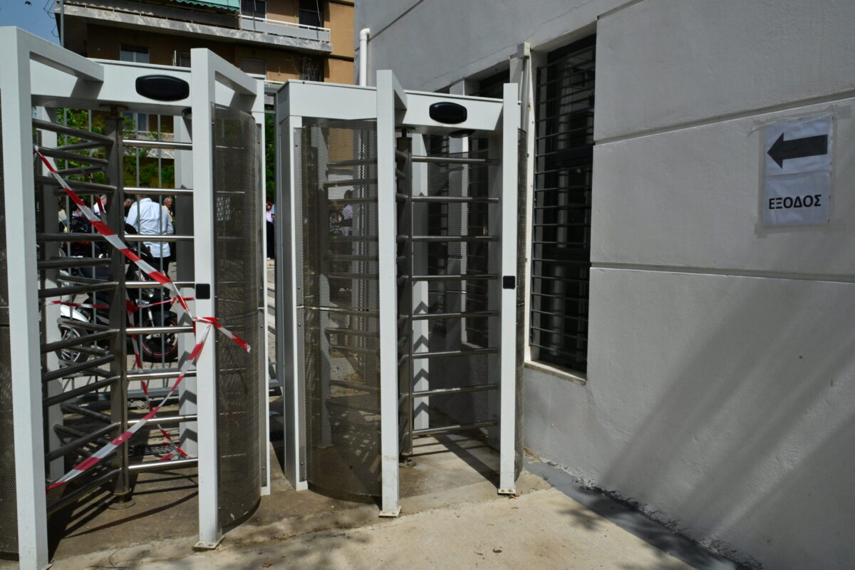 Αυξημένα μέτρα ασφαλείας σε ισχύ στο κτήριο του πρώην Ειρηνοδικείου Αθηνών, Δευτέρα 11 Μαΐου 2026. Οι αλλαγές αφορούν τον τρόπο εισόδου των δικαστών, των δικαστικών υπαλλήλων, των δικηγόρων και του κοινού, με την ενεργοποίηση και των δύο πυλών ασφαλείας στην οδό Λουκάρεως και στην οδό Δέγλερη. Η απόφαση έρχεται μετά το πρόσφατο περιστατικό με τον 89χρονο, ο οποίος εισήλθε στο κτήριο με καραμπίνα τραυματίζοντας δικαστικούς υπαλλήλους.  (ΤΑΤΙΑΝΑ ΜΠΟΛΑΡΗ