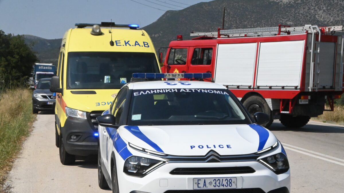 Ασθενοφόρο του ΕΚΑΒ, περιπολικό της ΕΛΑΣ και όχημα της Πυροσβεστικής