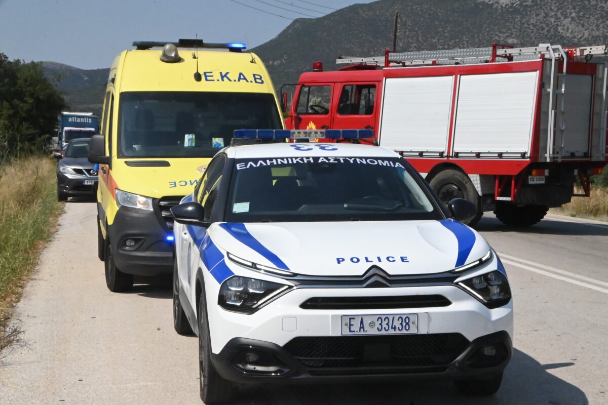 Ασθενοφόρο του ΕΚΑΒ, περιπολικό της ΕΛΑΣ και όχημα της Πυροσβεστικής