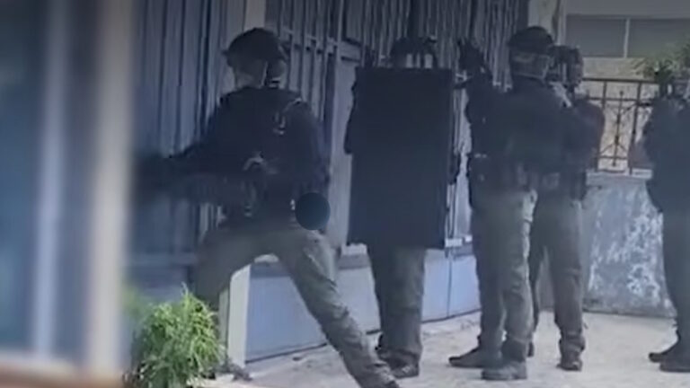 Απάτες «μαμούθ» με λεία άνω των 2 εκ. ευρώ, παριστάνοντας λογιστές και υπαλλήλους του ΔΕΔΔΗΕ – Βίντεο με την έφοδο της ΕΛΑΣ