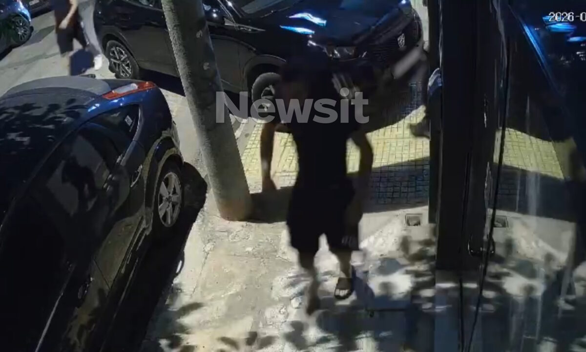Καλλιθέα: Η στιγμή που οι δράστες τρέχουν να ξεφύγουν μετά την επίθεση στους δύο νεαρούς – «Τους κυνήγαγαν και έβριζαν»
