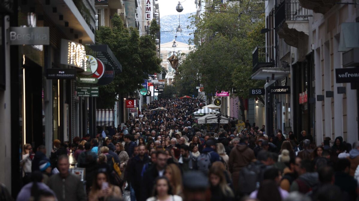 Οδός Ερμού γεμάτη με καταναλωτές