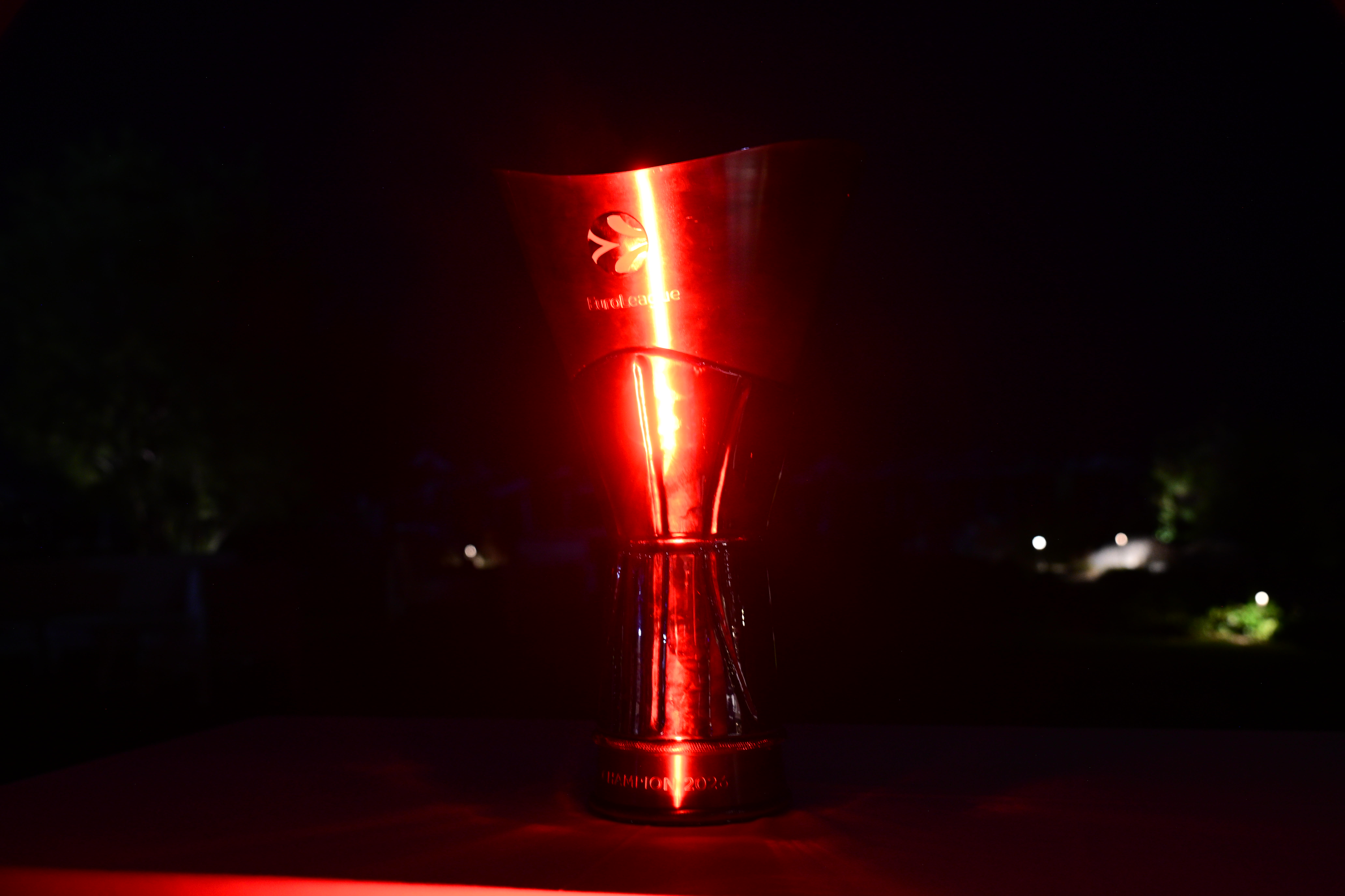 Το τρόπαιο της Euroleague φωτισμένο κόκκινο