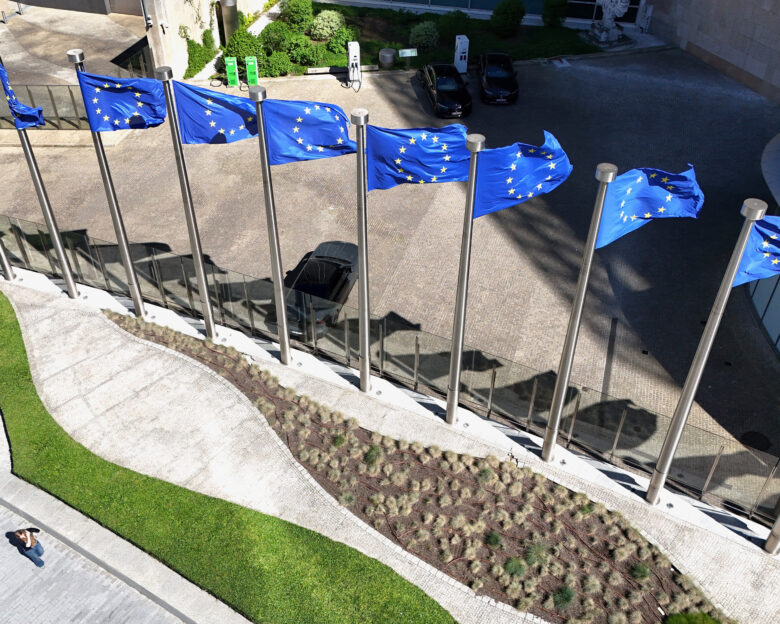 Σημαίες της ΕΕ στην έδρα της Κομισιόν, στις Βρυξέλλες