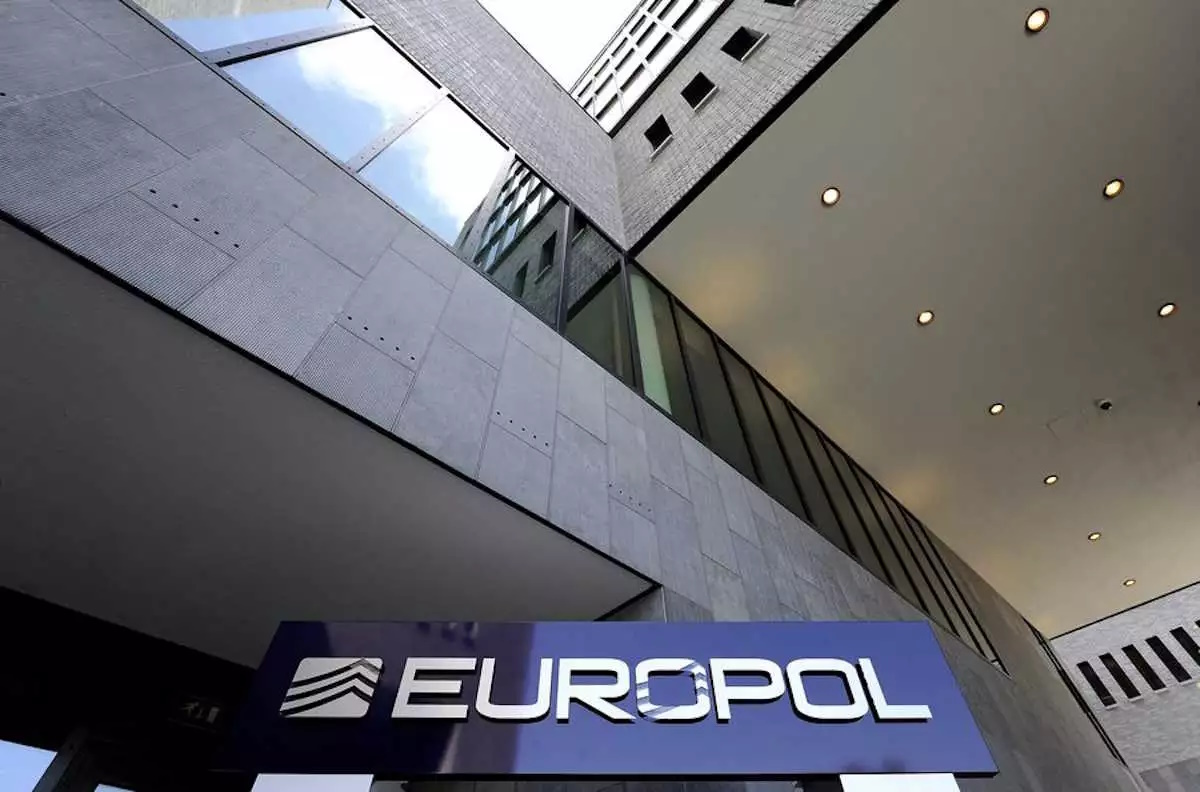 Europol: Χειροπέδες σε δύο από τους πιο καταζητούμενους κακοποιούς της Ευρώπης