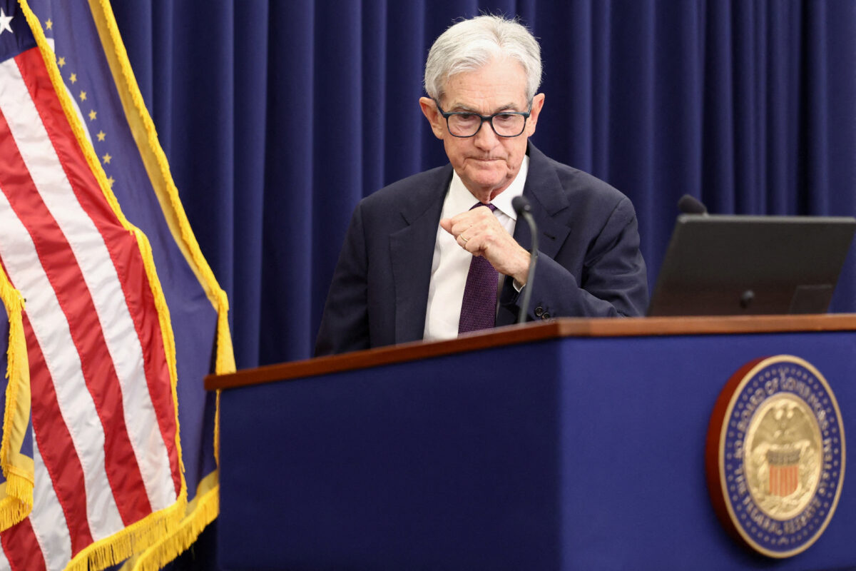 «Βραβείο θάρρους» στον πρώην πρόεδρο της Fed Τζερόμ Πάουελ για τη στάση του απέναντι στις πιέσεις Τραμπ