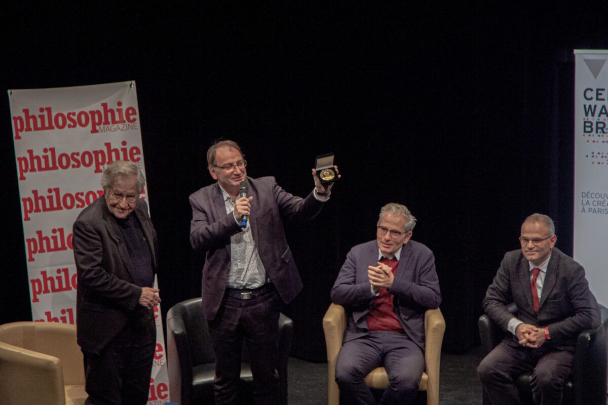 Η απάτη του Γάλλου Φλοράν Μοντακλέρ με «ψεύτικο Νόμπελ»: Το απένειμε στον εαυτό του - Παρήγγειλε το μετάλλιο από κοσμηματοπώλη για 250 ευρώ
