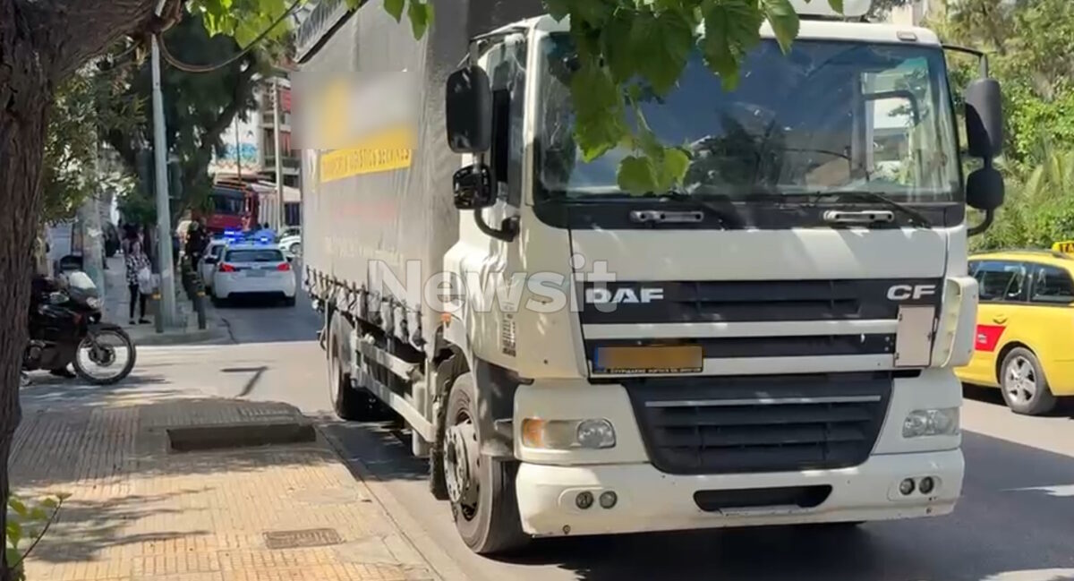Πατήσια: Νεκρή η γυναίκα που παρασύρθηκε από φορτηγό - «Διέσχιζε τον δρόμο και μάλλον βρέθηκε στο νεκρό σημείο της νταλίκας»