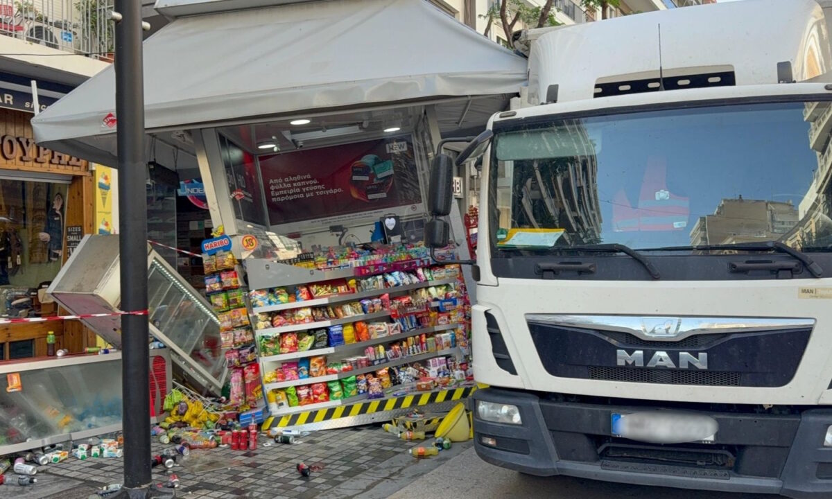 Θεσσαλονίκη: Φορτηγό έπεσε σε περίπτερο και το γκρέμισε – Δείτε φωτογραφίες