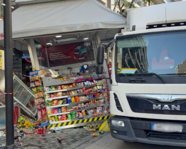 Θεσσαλονίκη: Φορτηγό έπεσε σε περίπτερο και το γκρέμισε – Δείτε φωτογραφίες