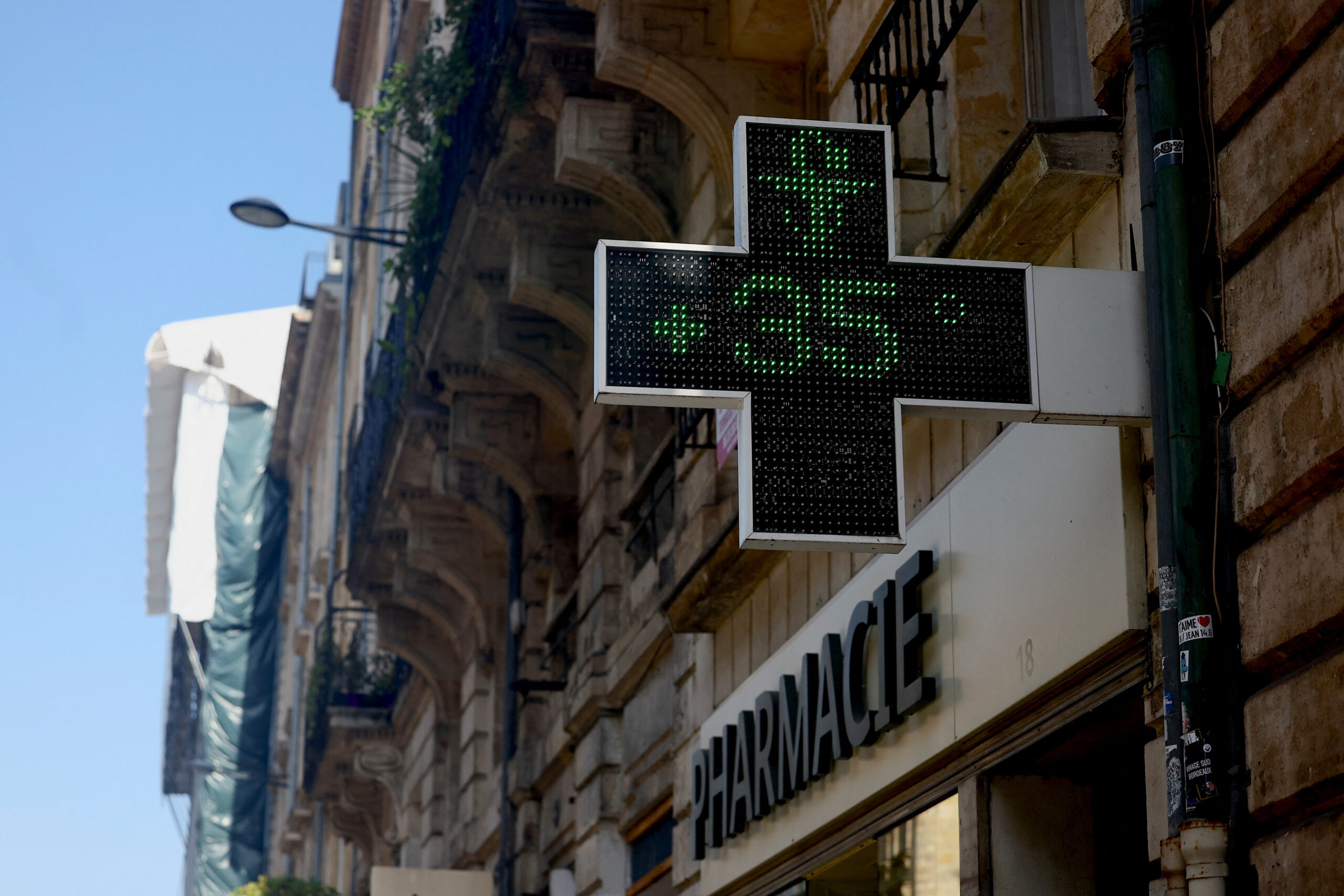 Γάλλοι όλων των ηλικιών αναζητούν λίγη δροσιά εν μέσω καύσωνα