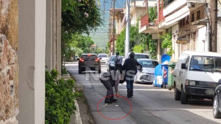 Η στιγμή που ο ληστής προσπαθεί να μαζέψει και τα τελευταία χαρτονομίσματα