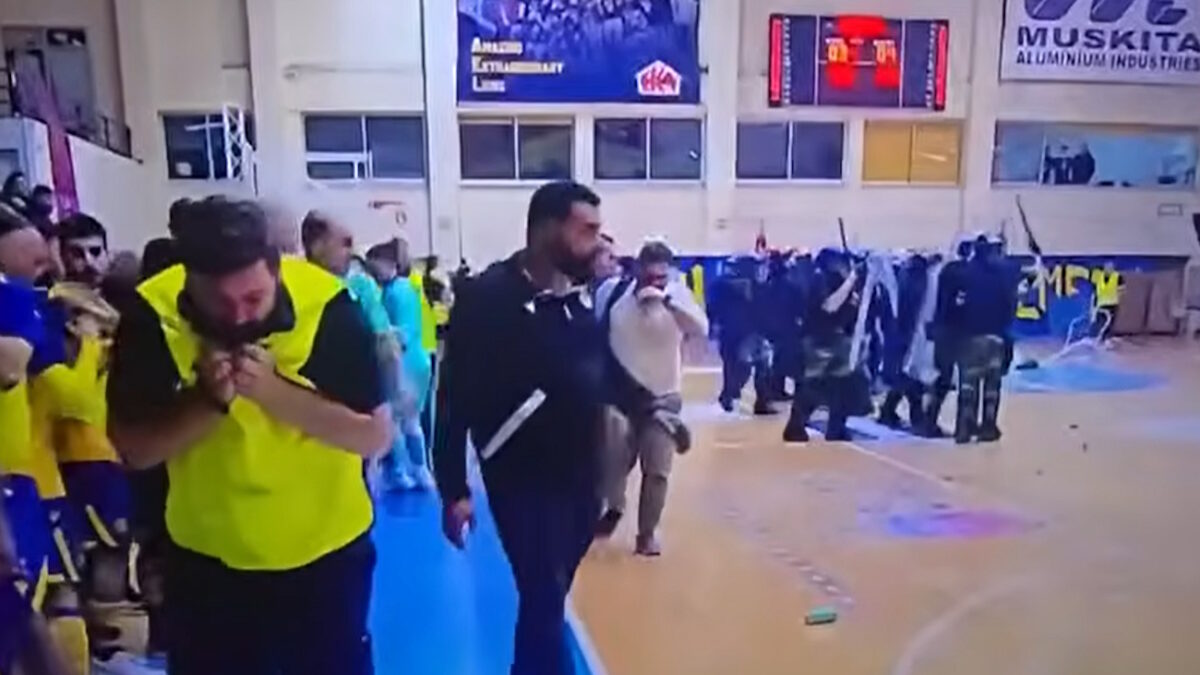 Futsal: Εισβολή οπαδών στο ΑΕΛ – ΑΠΟΕΛ, επεισόδια με ρίψεις αντικειμένων και διακοπή του αγώνα στην Κύπρο