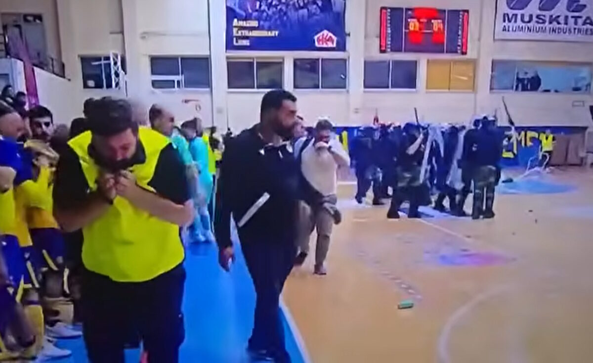 Futsal: Εισβολή οπαδών στο ΑΕΛ - ΑΠΟΕΛ, επεισόδια με ρίψεις αντικειμένων και διακοπή του αγώνα στην Κύπρο