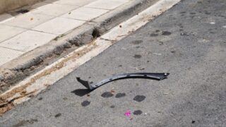 Σπασμένα κομμάτια στην άσφαλτο