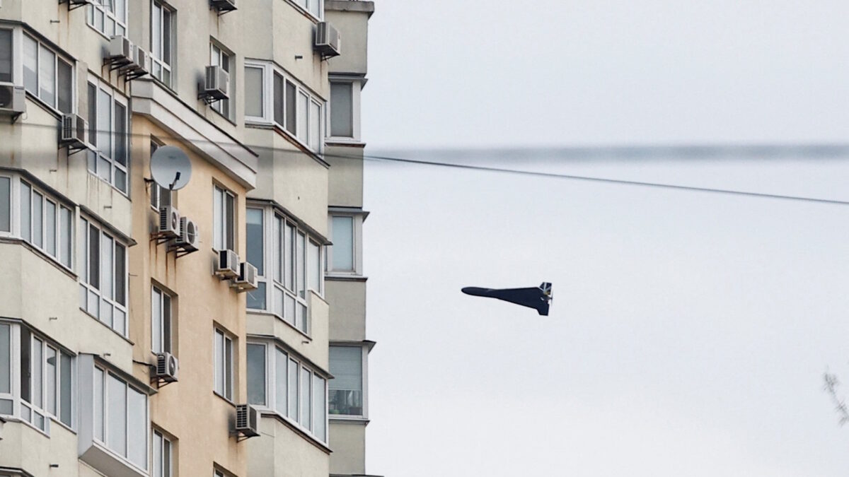 Ρωσικό drone «καμικάζι» Geran πριν χτυπήσει πολυκατοικία στο Κίεβο