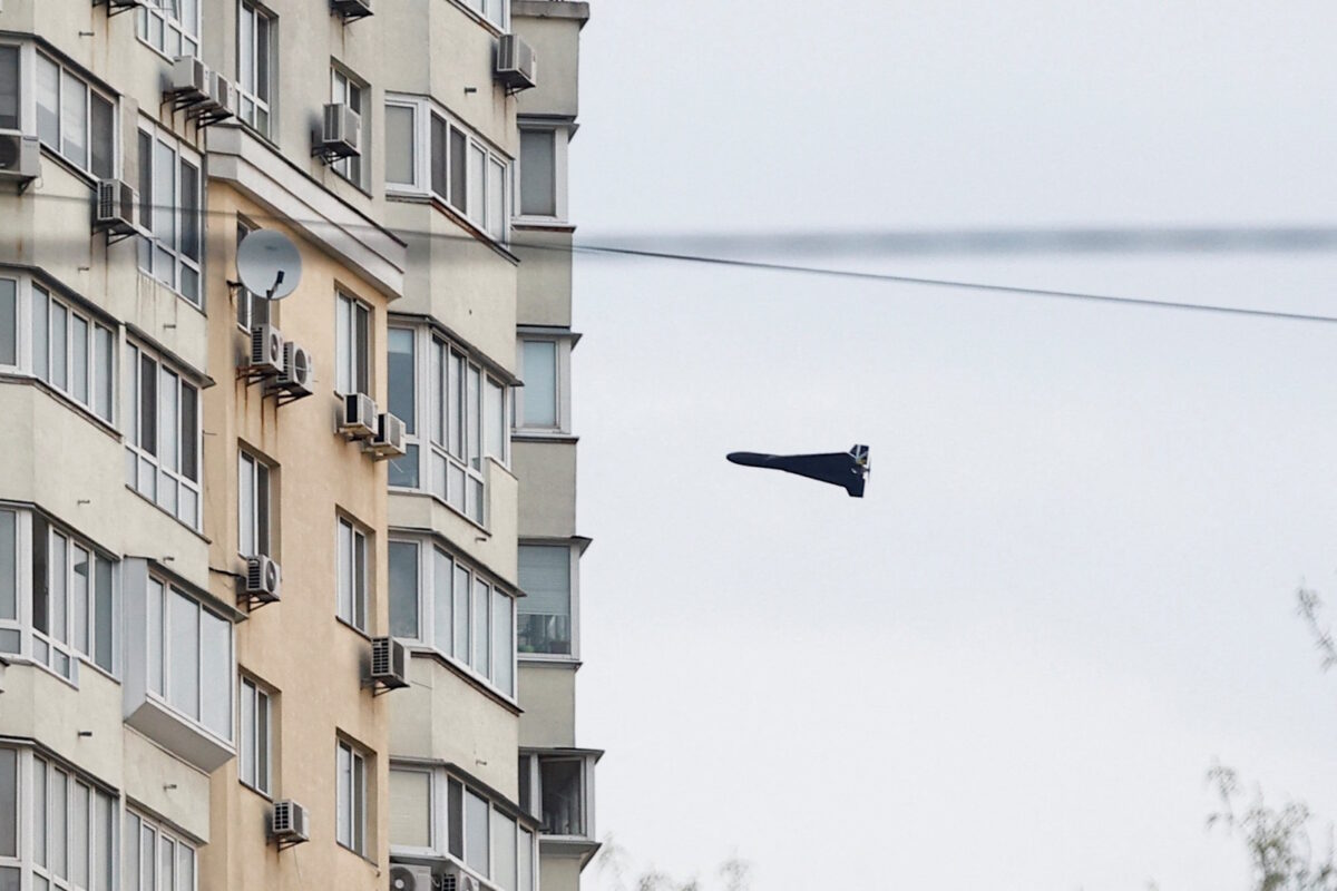 Ρωσικό drone «καμικάζι» Geran πριν χτυπήσει πολυκατοικία στο Κίεβο