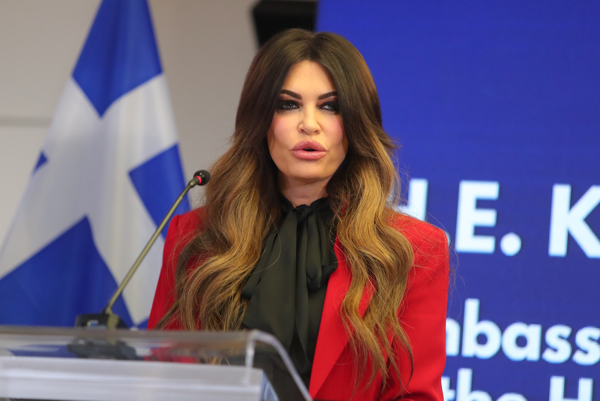 Η πρέσβης των ΗΠΑ, Κίμπερλι Γκιλφόιλ