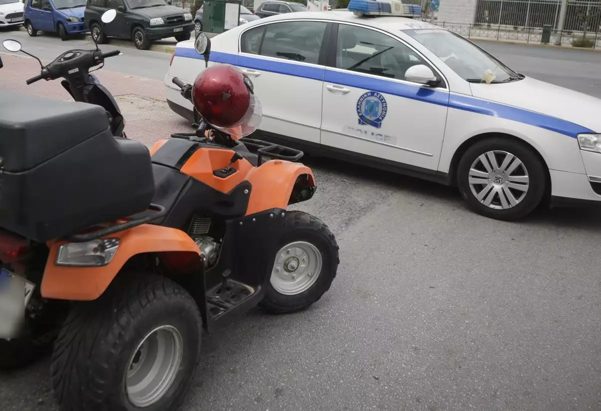 Γουρούνα και περιπολικό της ελληνικής αστυνομίας