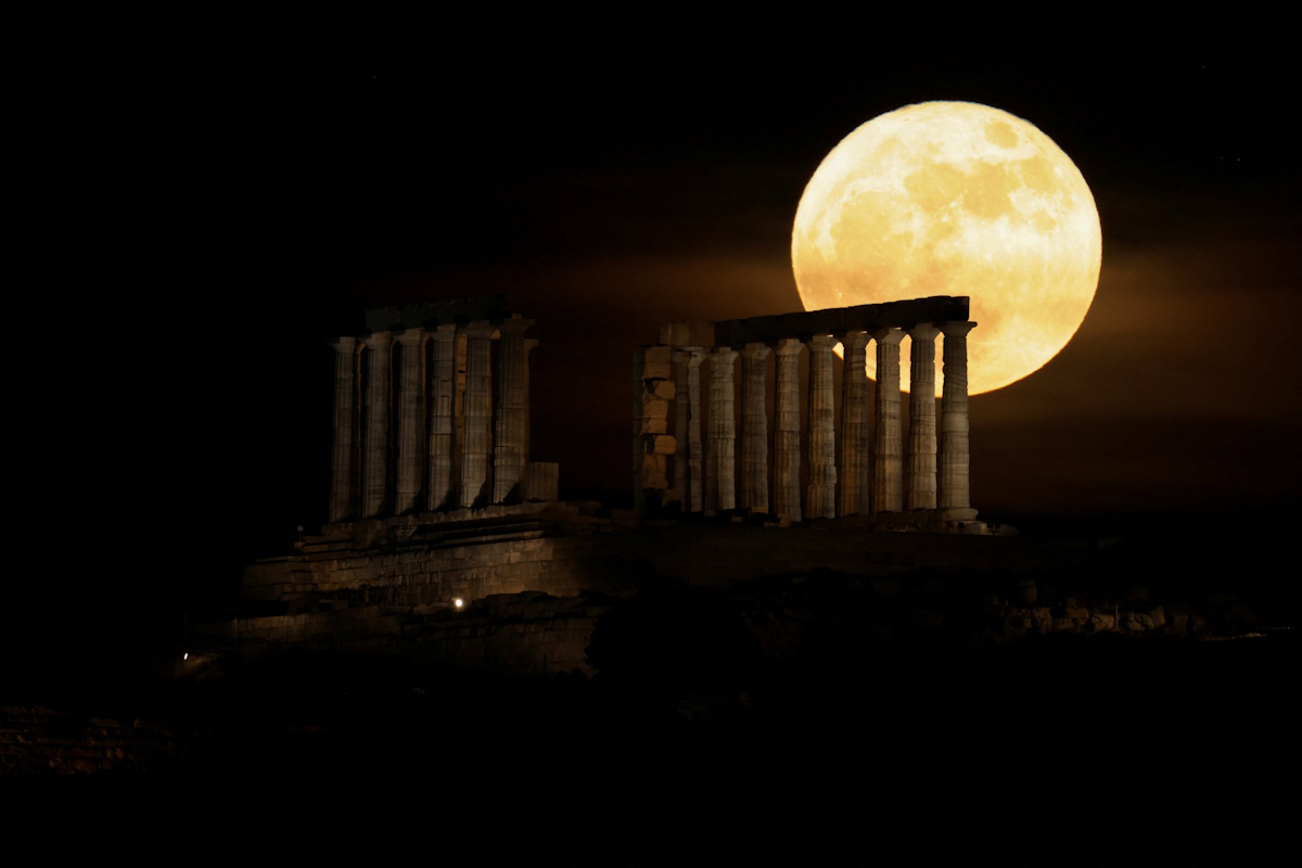 H πανσέληνος, πίσω από το Ναό του Ποσειδώνα, στο Ακρωτήριο Σούνιο, κοντά στην Αθήνα, στις 31 Μαΐου 2026. REUTERS