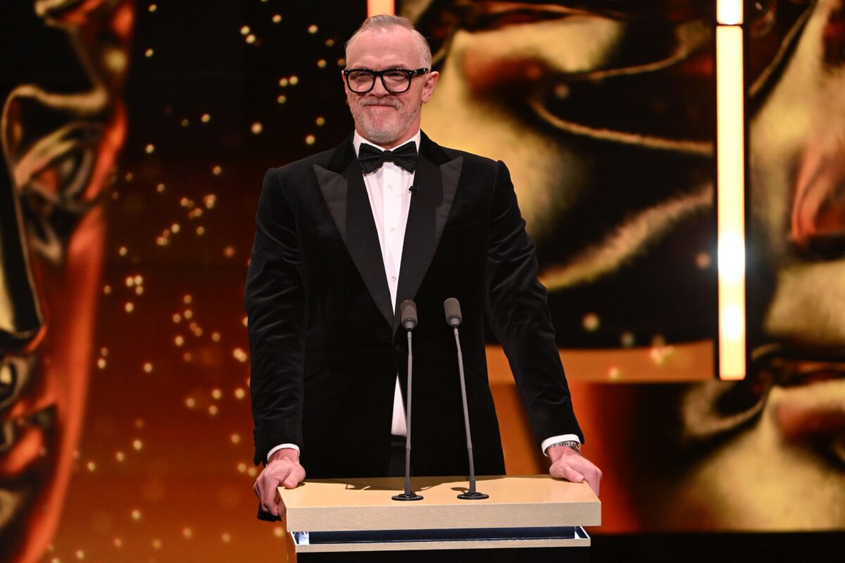 BAFTA 2026: Ο Γκρεγκ Ντέιβις αποθεώνεται για την παρουσίαση των βραβείων - «Δεν προσπάθησε υπερβολικά, ήταν τέλειος»