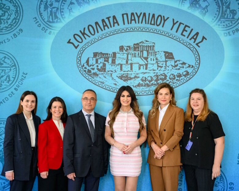 Η Κίμπερλι Γκίλοφιλ στο εργοστάσιο Παυλίδης
