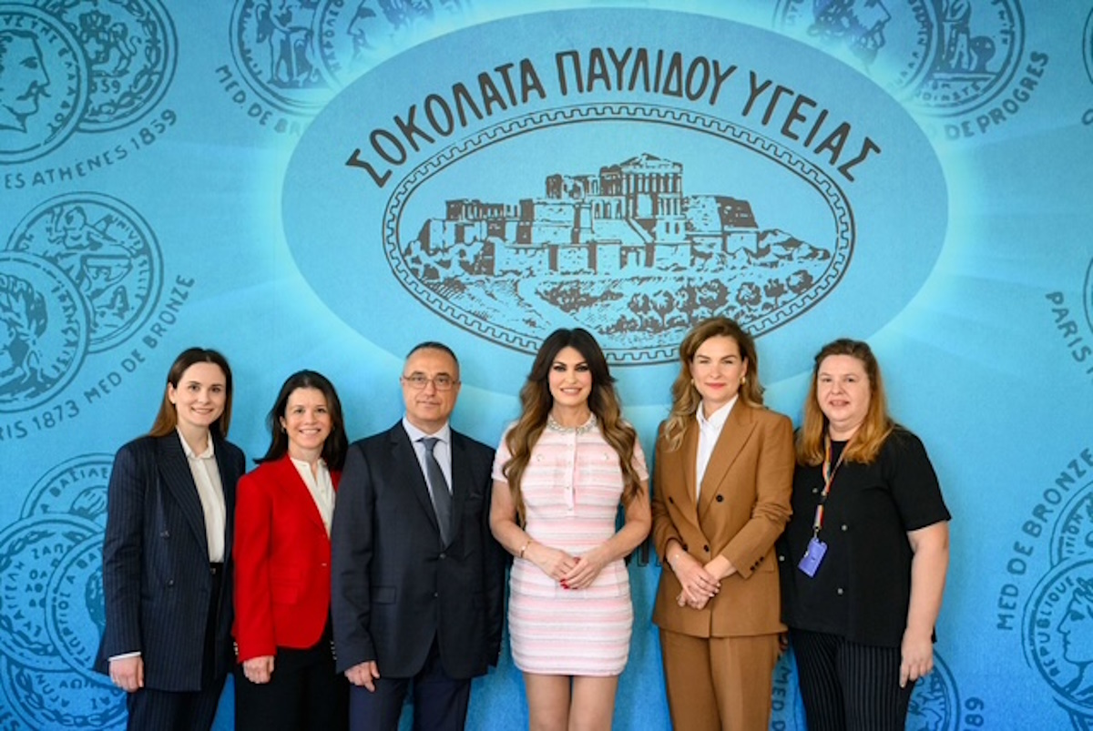 Η Κίμπερλι Γκίλφοϊλ επισκέφτηκε το ιστορικό εργοστάσιο σοκολατοποιΐας «Παυλίδη»