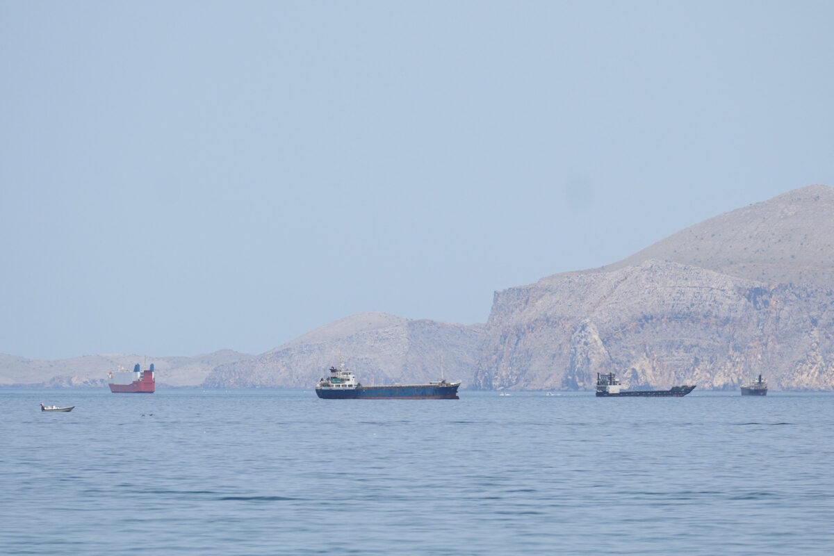 Πλοία στα Στενά του Ορμούζ κοντά στις ακτές του Ομάν
