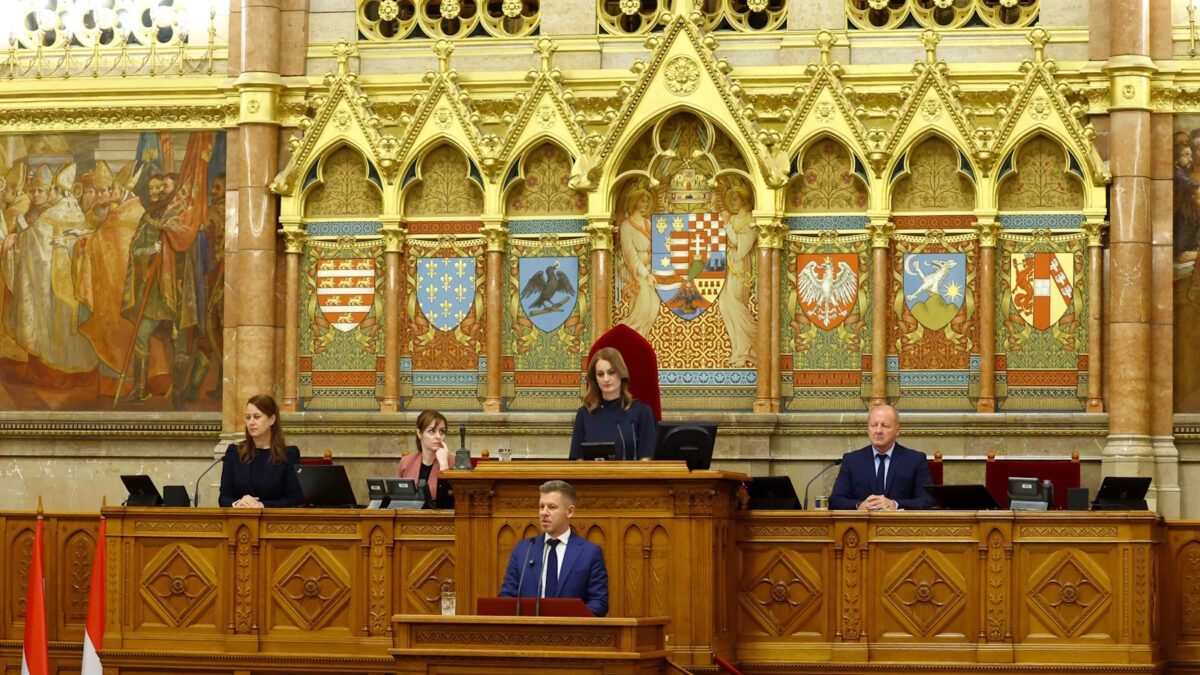 Ο Ούγγρος πρωθυπουργός Πίτερ Μαγιάρ στο βήμα της ουγγρικής βουλής