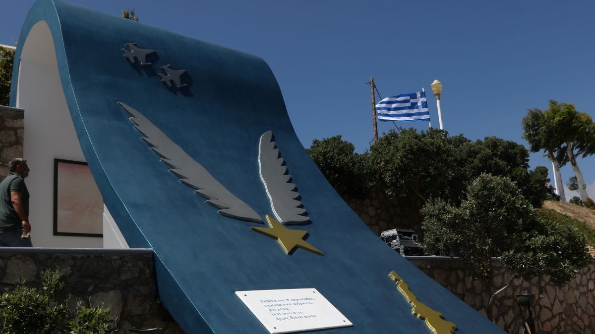 Το μνημείο για τον σμηναγό Κώστα Ηλιάκη στην Κάρπαθο