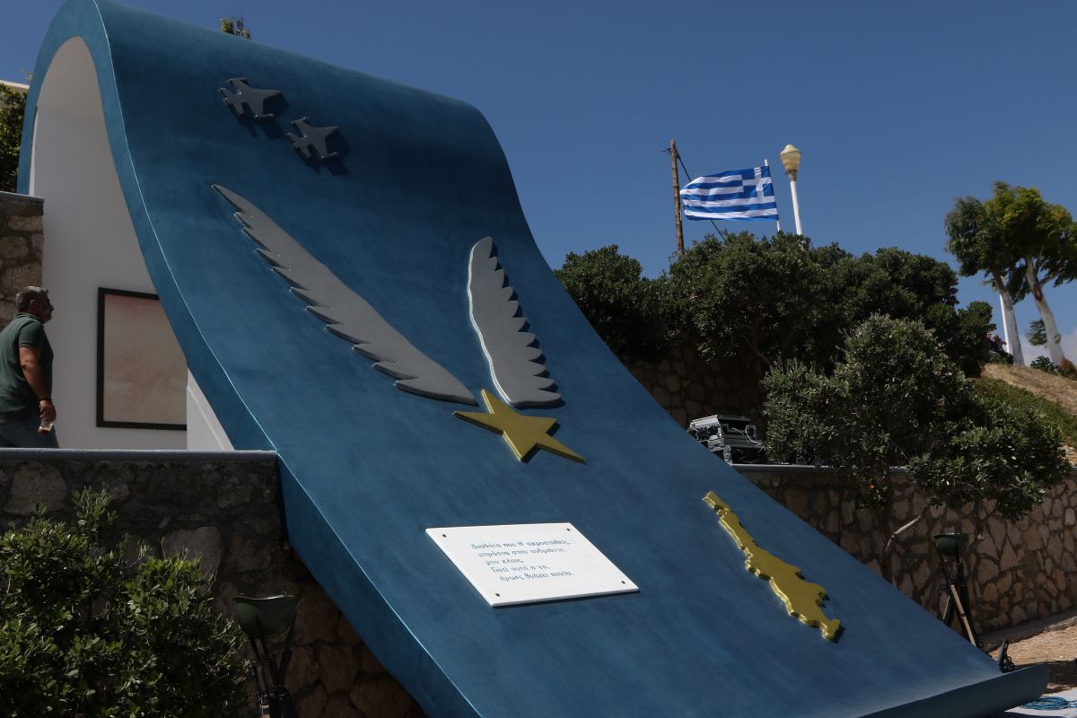 Το μνημείο για τον σμηναγό Κώστα Ηλιάκη στην Κάρπαθο