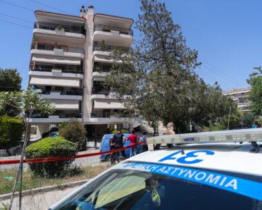 Η πολυκατοικία στην Ηλιούπολη που έπεσαν οι δύο 17χρονες