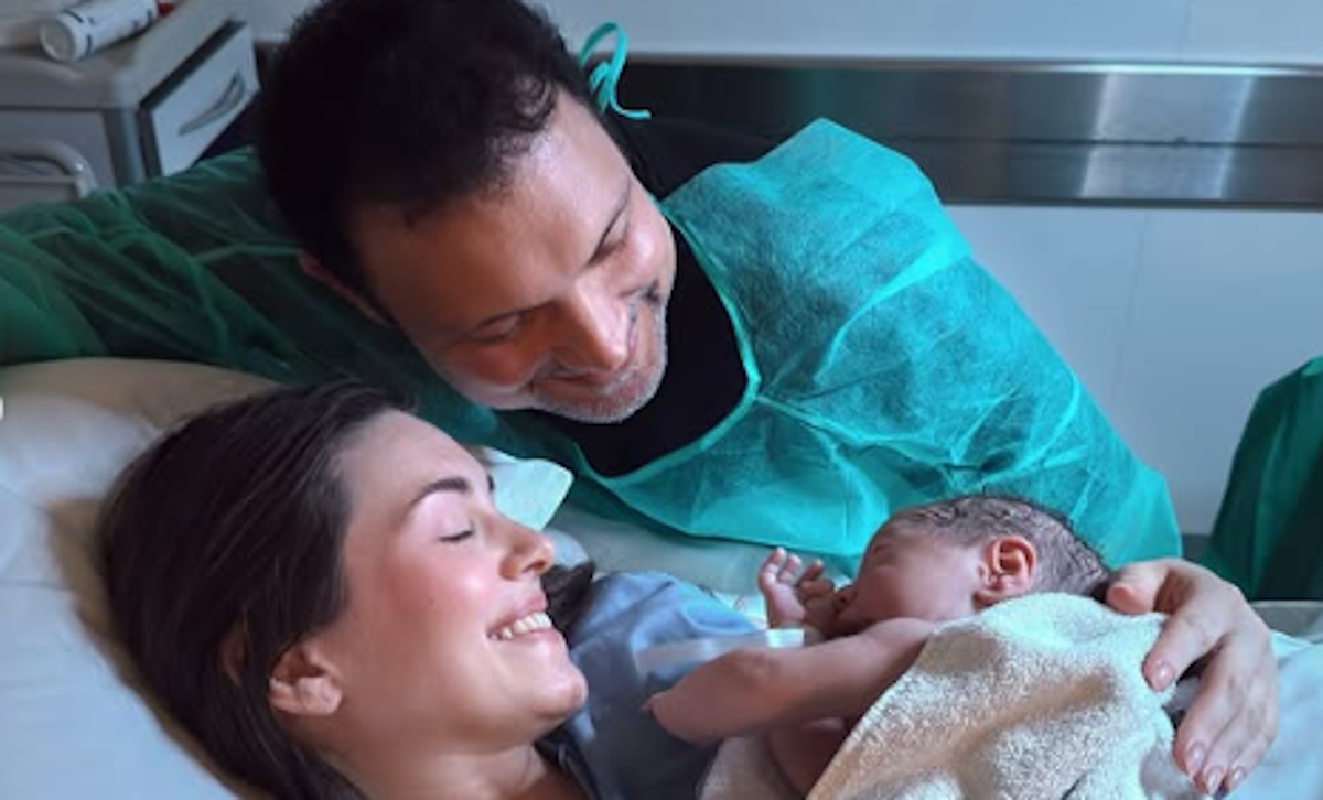 Ιωάννα Σιαμπάνη και Τζίμης Σταθοκωτόπουλος με το νεογέννητο μωρό τους στο μαιευτήριο