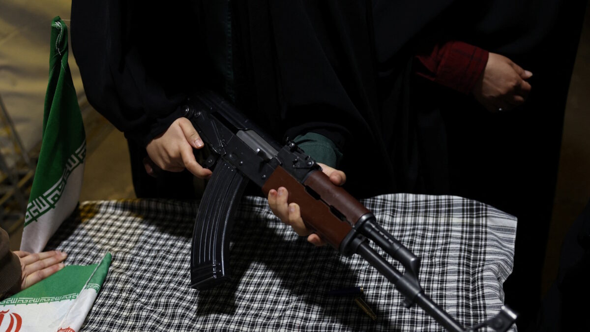 Ιρανοι στρατιώτες εκπαιδεύουν πολίτες στον χειρισμό αυτόματων τυφεκίων