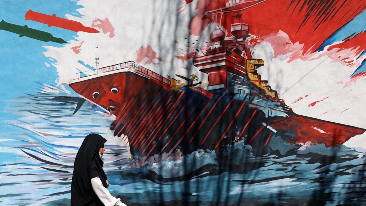 Τοιχογραφία στην Τεχεράνη που δείχνει ιρανικούς πυραύλους να χτυπύν αμερικανικό αεροπλανοφόρο