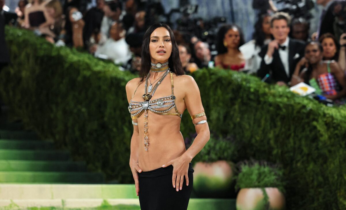 Met Gala 2026: Οι σχεδόν γυμνές εμφανίσεις που δίχασαν - Ιρίνα Σάικ και Τζίτζι Χαντίντ άφησαν ελάχιστα στη φαντασία