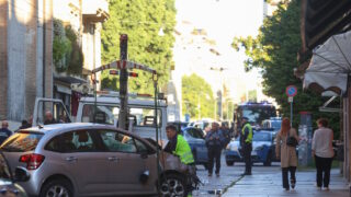 Το αυτοκίνητο που έπεσε πάνω σε πεζούς απομακρύνεται από τον τόπο του συμβάντος, μετά τον τραυματισμό αρκετών ανθρώπων στο κέντρο της πόλης Μόντενα, στη βόρεια Ιταλία