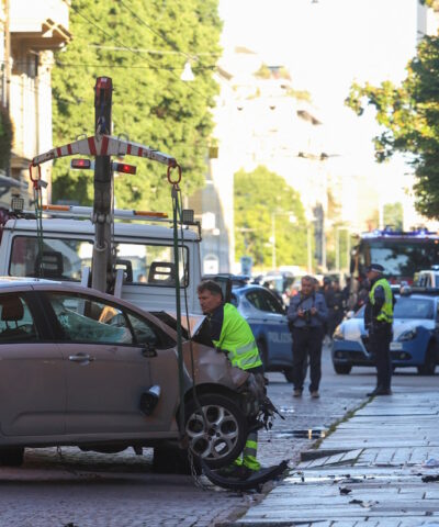 Το αυτοκίνητο που έπεσε πάνω σε πεζούς απομακρύνεται από τον τόπο του συμβάντος, μετά τον τραυματισμό αρκετών ανθρώπων στο κέντρο της πόλης Μόντενα, στη βόρεια Ιταλία
