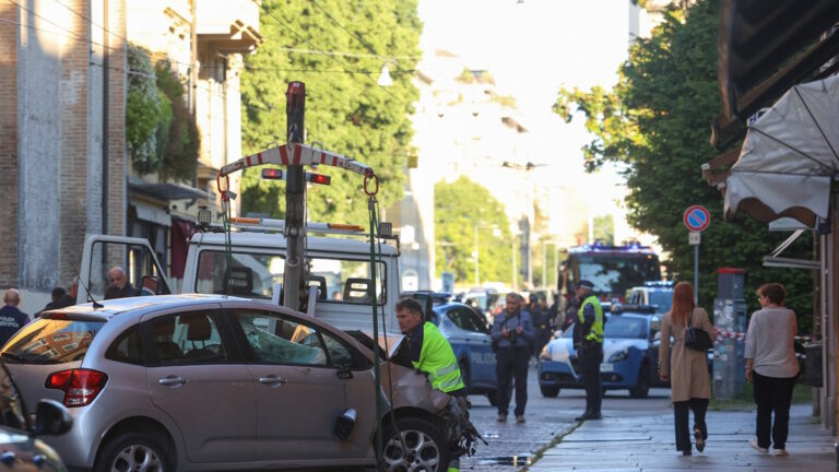 Το αυτοκίνητο που έπεσε πάνω σε πεζούς απομακρύνεται από τον τόπο του συμβάντος, μετά τον τραυματισμό αρκετών ανθρώπων στο κέντρο της πόλης Μόντενα, στη βόρεια Ιταλία
