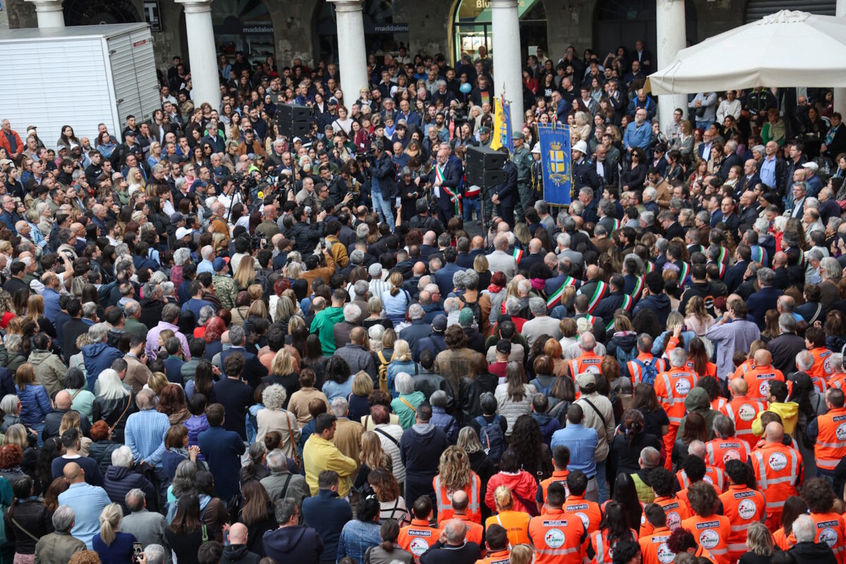 Ο δήμαρχος της Μοντένα μιλάει σε συγκέντρωση αλληλεγγύης για τους τραυαμτίες της επίθεσης