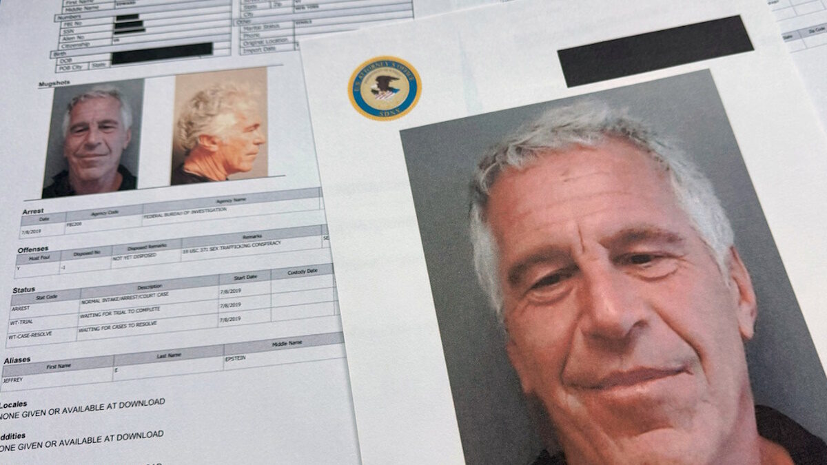 Φωτογραφίες εγγράφων που περιλαμβάνονται στην ανακοίνωση του Υπουργείου Δικαιοσύνης των ΗΠΑ σχετικά με τους φακέλους του Τζέφρι Επστάιν