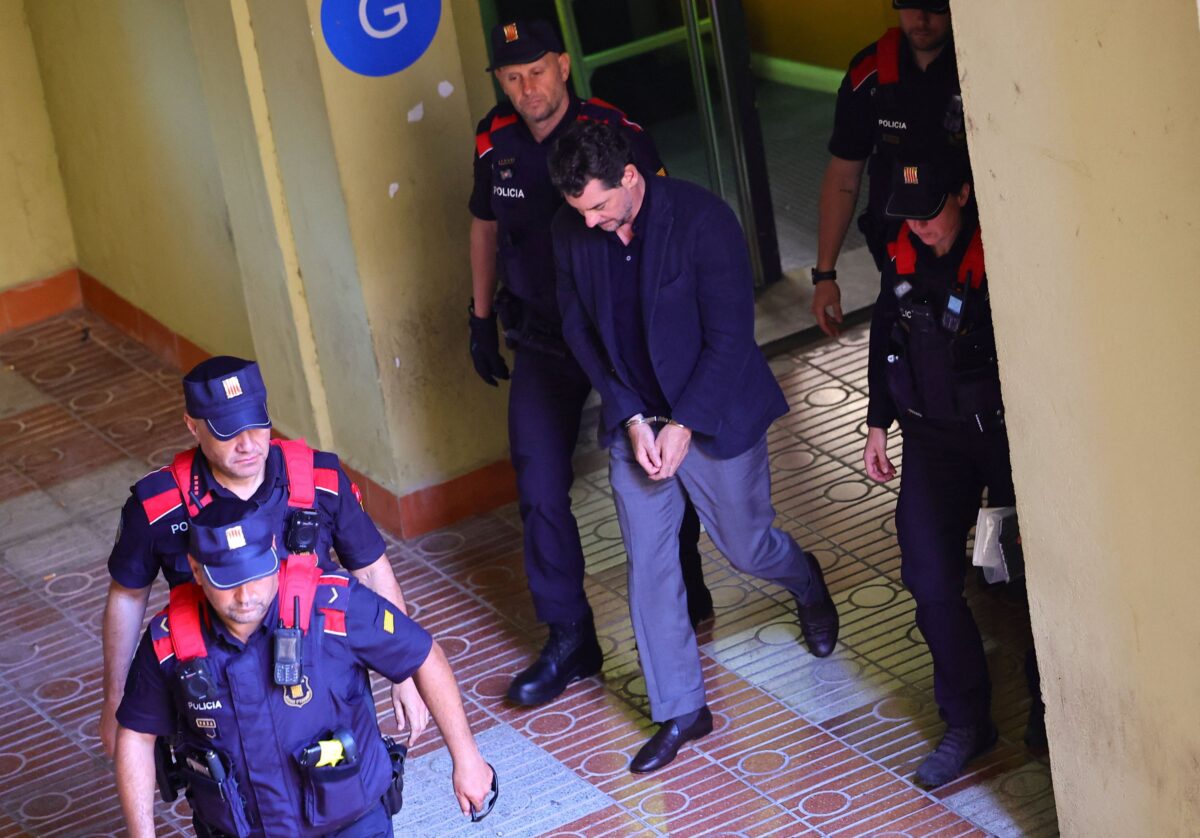 Ο Τζόναθαν Άντικ με χειροπέδες