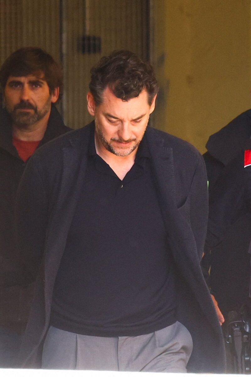 Ο Τζόναθαν Άντικ με χειροπέδες