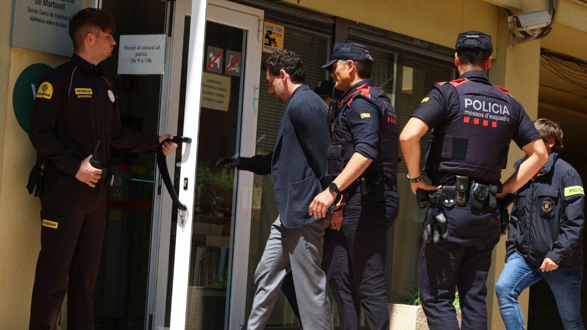 Ο Τζόναθαν Άντικ με χειροπέδες