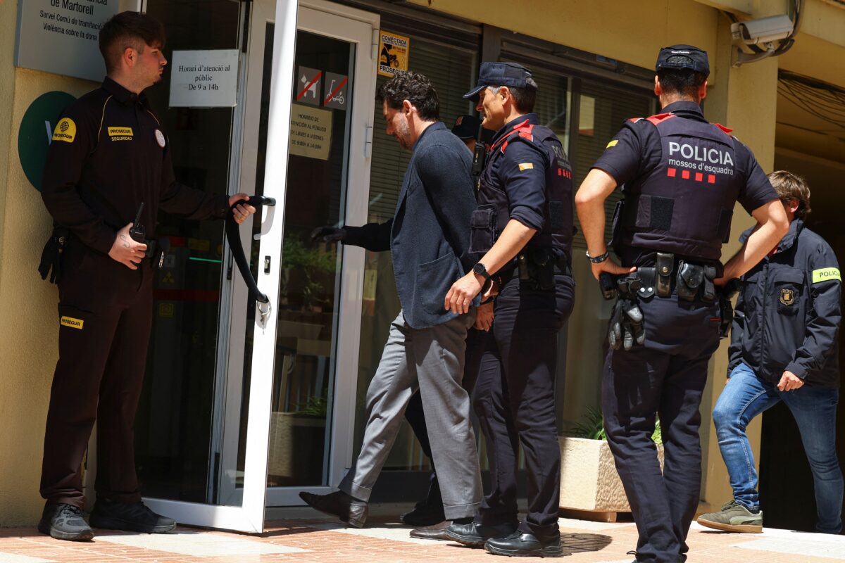 Ο Τζόναθαν Άντικ με χειροπέδες