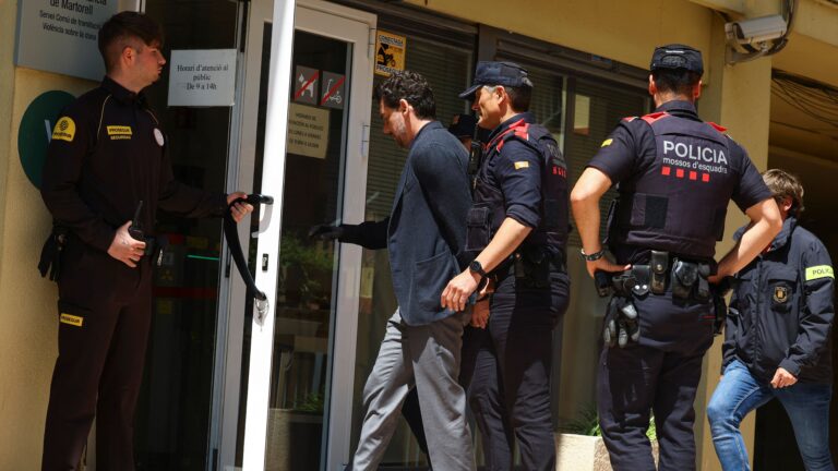 Ο Τζόναθαν Άντικ με χειροπέδες