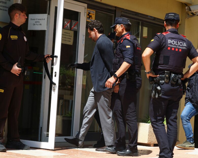 Ο Τζόναθαν Άντικ με χειροπέδες