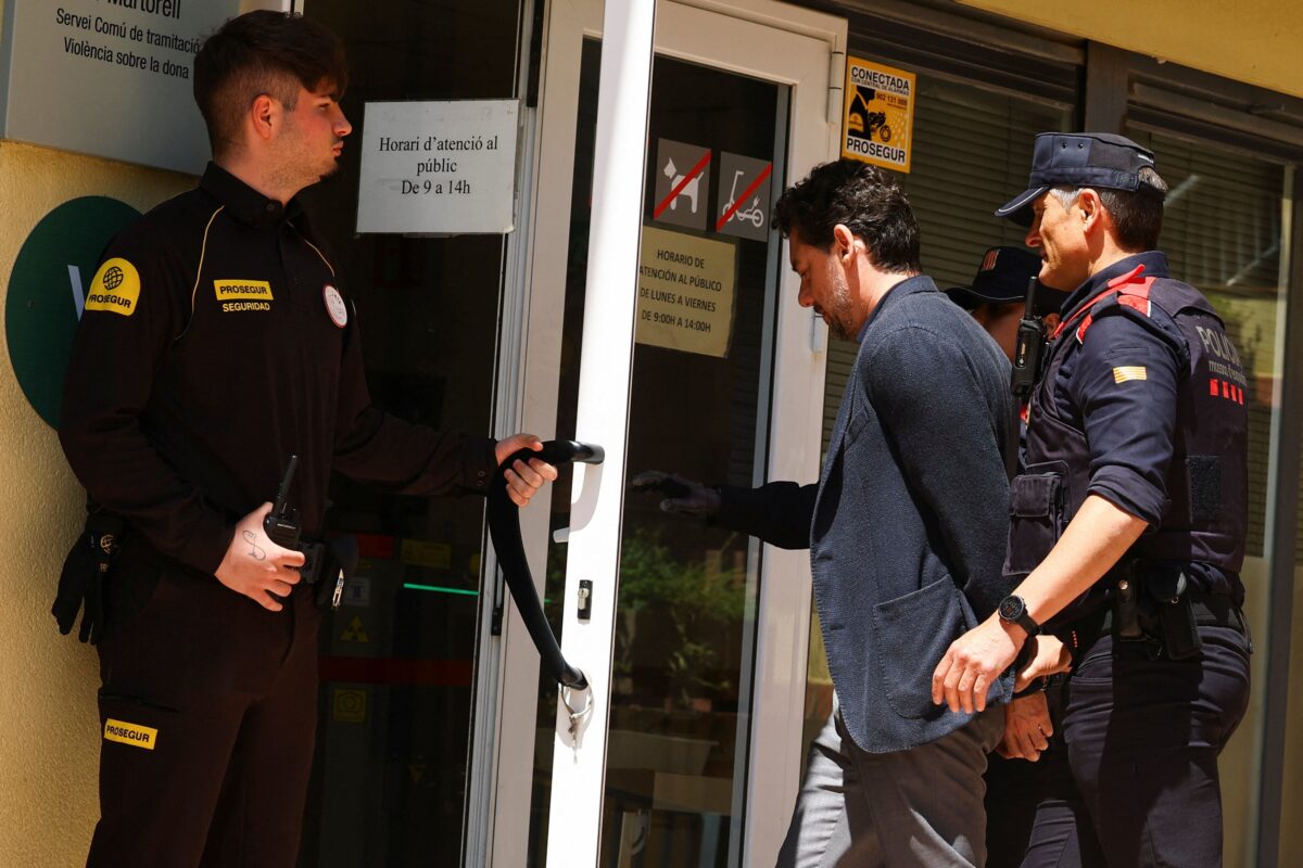 Ο Τζόναθαν Άντικ με χειροπέδες